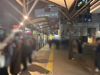 トラジロウ （カラオケ＆バー TORAJIROU）への道順 2／6：駅を背にして右手に進みます。