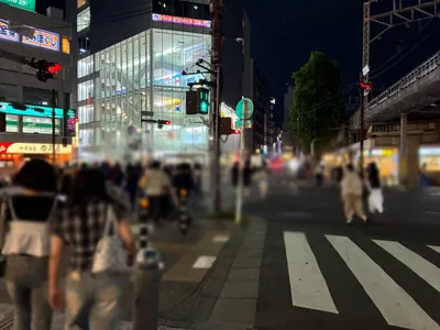 かえでのへやへの道順 7／15：五差路を右から二つ目の道を進みます。
