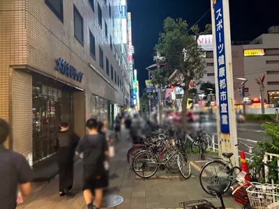 ココワールへの道順 5／10：階段を降りたら道路を右手に直進します。