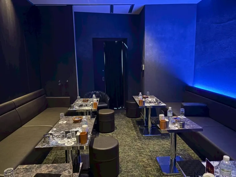 不死鳥 （フシチョウ）の店内