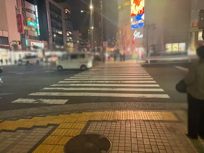 ビーチへの道順 2／8：駅を背にして右手の横断歩道を渡ります。