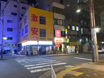 パブロへの道順 7／7：右手の一つ目の路地に入るところに錦糸町パブロの入るビルがあります。