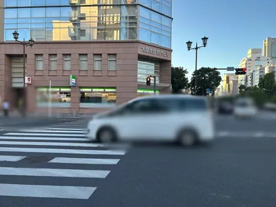 プレステージへの道順 4／10：横断歩道を渡ったら右手の横断歩道を渡ります。