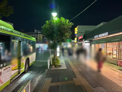 蕨　ラトゥールへの道順 2／6：駅を背にしてロータリーを右に回ります。