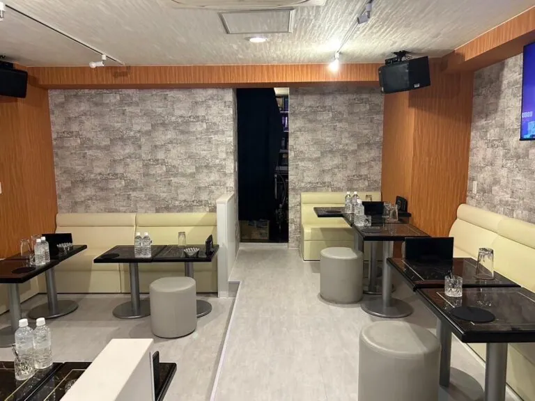 暁 （アカツキ）の店内