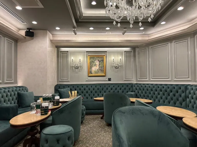 王族 （オウゾク）の店内