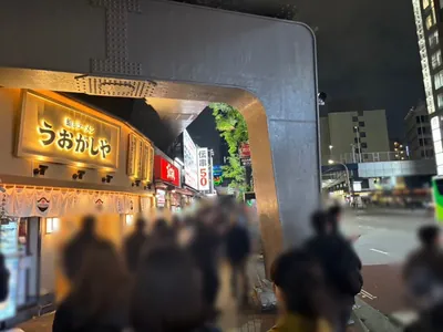 セブンへの道順 4／9：横断歩道を渡ったら、道路を右手に直進します。