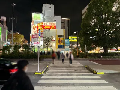 イエローラブへの道順 3／8：一つ目の左手の横断歩道を渡ります。