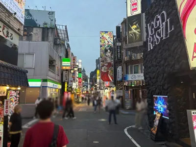 キングダムクイーンへの道順 8／11：二つ目の路地も越えて直進します。