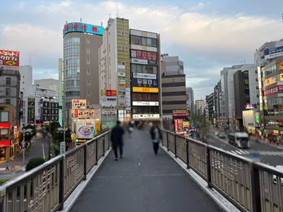 別世界 （ベツセカイ）への道順 4／13：歩道橋を上るとY字に分かれているので左手へ進みます。