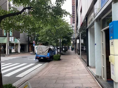 トパーズへの道順 8／10：T字路を越えて直進します。