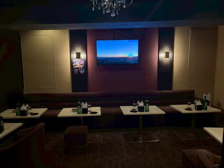 ラプソディの店内