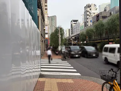 エンへの道順 6／10：左手路地を越えて直進します。