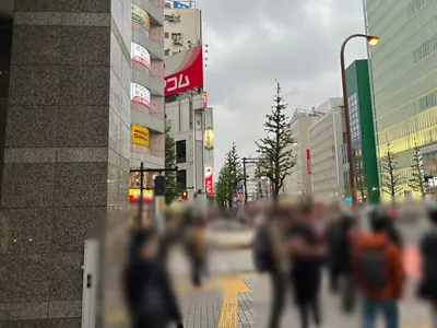 ニューアゲインへの道順 8／14：三つ目の路地を横断歩道を渡って左折します。