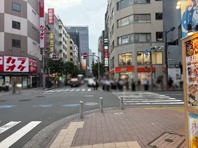 B4 （ビーフォー）への道順 4／5：二つ目の十字路を越えて直進します。