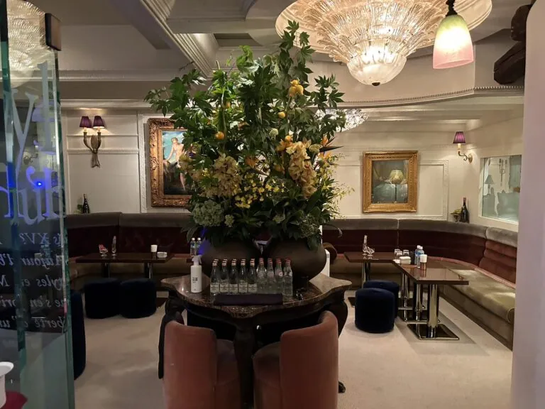 水上 （ミズカミ）の店内