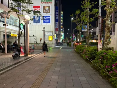 ハニービーへの道順 4／9：横断歩道を渡ったら右折します。