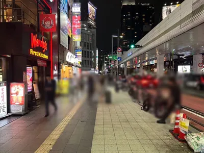 ガーデンへの道順 2／5：駅を背にして左に進みます。