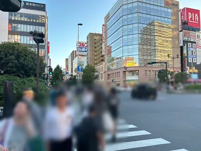 プレステージへの道順 3／10：羽衣町の交差点に出たら正面の横断歩道を渡ります。