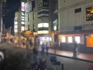 ハピィニスへの道順 6／6：階段を下りきると左前に横浜ハピィニスの入るビルがあります。