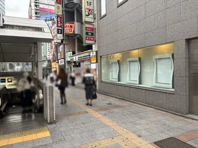 B4 （ビーフォー）への道順 2／8：駅を左手にして直進します。