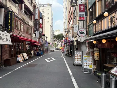 新宿三丁目　アステールへの道順 5／6：直進します。
