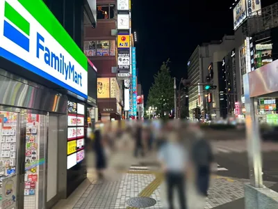 オーバーチュアへの道順 6／11：直進をして一つ目の路地を越えます。