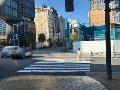 ウルへの道順 4／13：二つ目の横断歩道も渡ります。