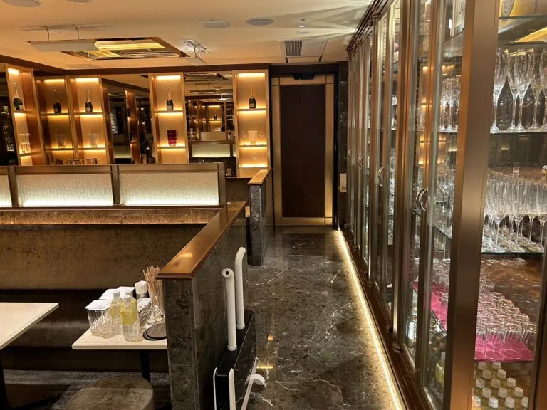 ダミエの店内