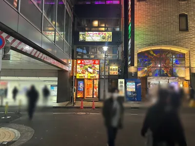 ヴェスパーへの道順 6／6：突き当たったすぐ先に渋谷ヴェスパーの入る「コスモ渋谷館」があります。