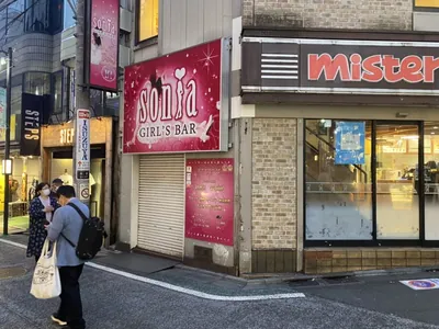 リリーへの道順 4／4：右手の二つ目の路地を越えると下北沢リリーの入る「砂場ビル」があります。