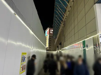 セクレへの道順 2／5：駅を背にして右に進みます。