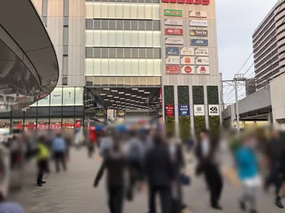 シャンクスへの道順 4／16：ビルの下を抜けて直進します。