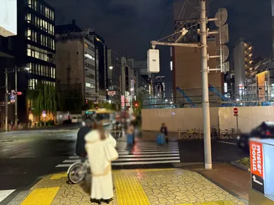 ひろ恵 （ヒロエ）への道順 4／10：二つ目の横断歩道も渡ります。