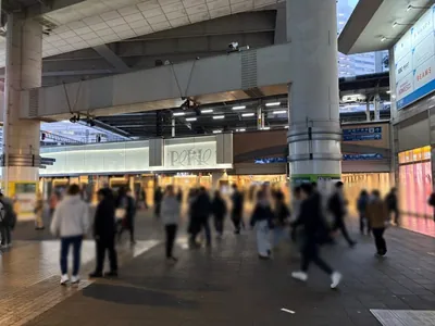 ゴッドへの道順 2／14：駅を背にして右手に進みます。