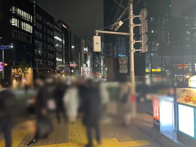 メゾンドエムへの道順 4／10：高架下をくぐり右折します。