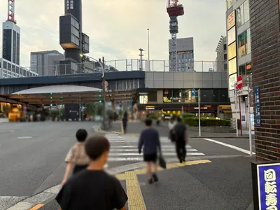 ルルドへの道順 3／6：一つ目の横断歩道を渡って直進します。
