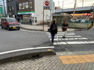 アモンへの道順 3／7：横断歩道を渡ります。