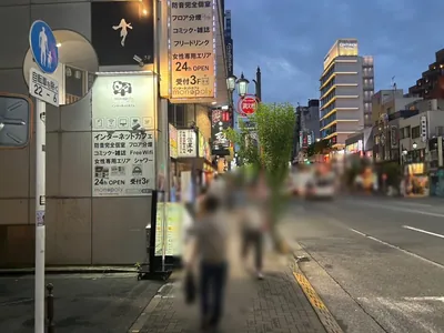 ビゼへの道順 5／8：左手一つ目の路地を超えて直進します。