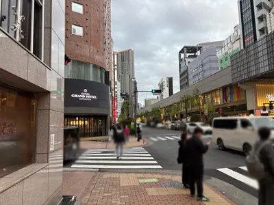 藤瀬 （フジセ）への道順 7／11：「難波橋」の交差点を横断歩道を渡って左折します。