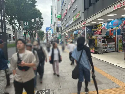 U2 （ユーツー）への道順 6／14：エスカレーターを降りたら、北口大通りを左手に直進します。