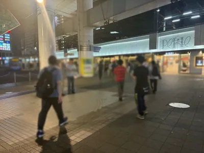 かえでのへやへの道順 2／15：駅を背にして右手に進みます。