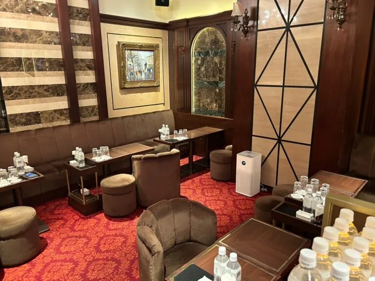 加賀美 （カガミ）の店内