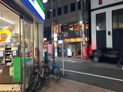 ハマーへの道順 4／5：二つ目の横断歩道を左折します。