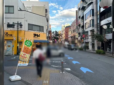 B4 （ビーフォー）への道順 6／9：左手の一つ目の路地を越えて直進を続けます。