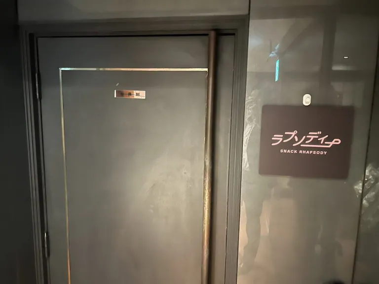 ラプソディの店内