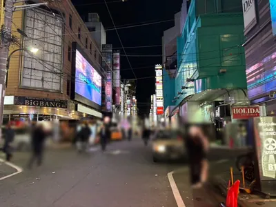 ビーブルカフェへの道順 11／12：一つ目の十字路を越えて直進を続けます。