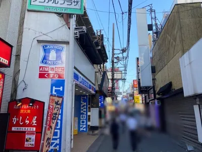 タントラへの道順 5／6：直進をすると左手にローソンが出てくるので通り過ぎます。