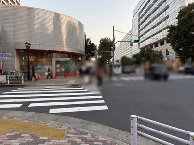 37 （サンナナ）への道順 3／8：一つ目の横断歩道を渡って直進します。