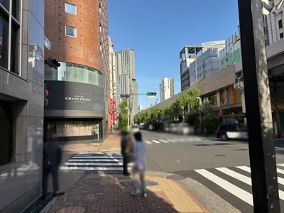 モネ （MoNe＋）への道順 6／7：「難波橋」の交差点に出たら横断歩道を渡って左折します。